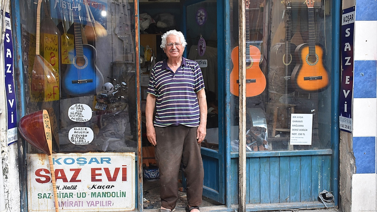 Memleketi Kilis`te askerlik arkadaşının yanında mesleğin inceliklerini öğrenen 80 yaşındaki Kaçar, 1970 yılında taşındığı Adana`da 15 metrekarelik atölyesinde saz yapımına başladı.