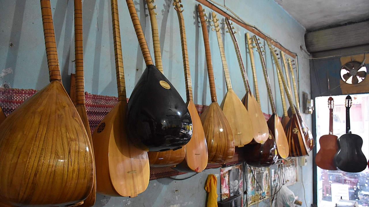 Ferdi Tayfur, Müslüm Gürses ve birçok yerel sanatçıya bağlama yapan Kaçar, müzik eğitimi olmamasına rağmen yaptığı enstrümanı çalarak da görenleri şaşırtıyor. 