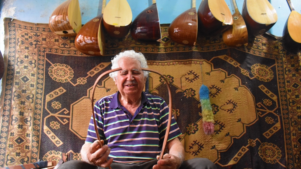 Saz yapımıyla ilgili incelikleri öğrendikten sonra Kilis`ten Adana`ya taşındığını ve kendi atölyesini açtığını dile getiren Kaçar, o gün bügündür işini severek yapmaya devam ettiğini kaydetti.