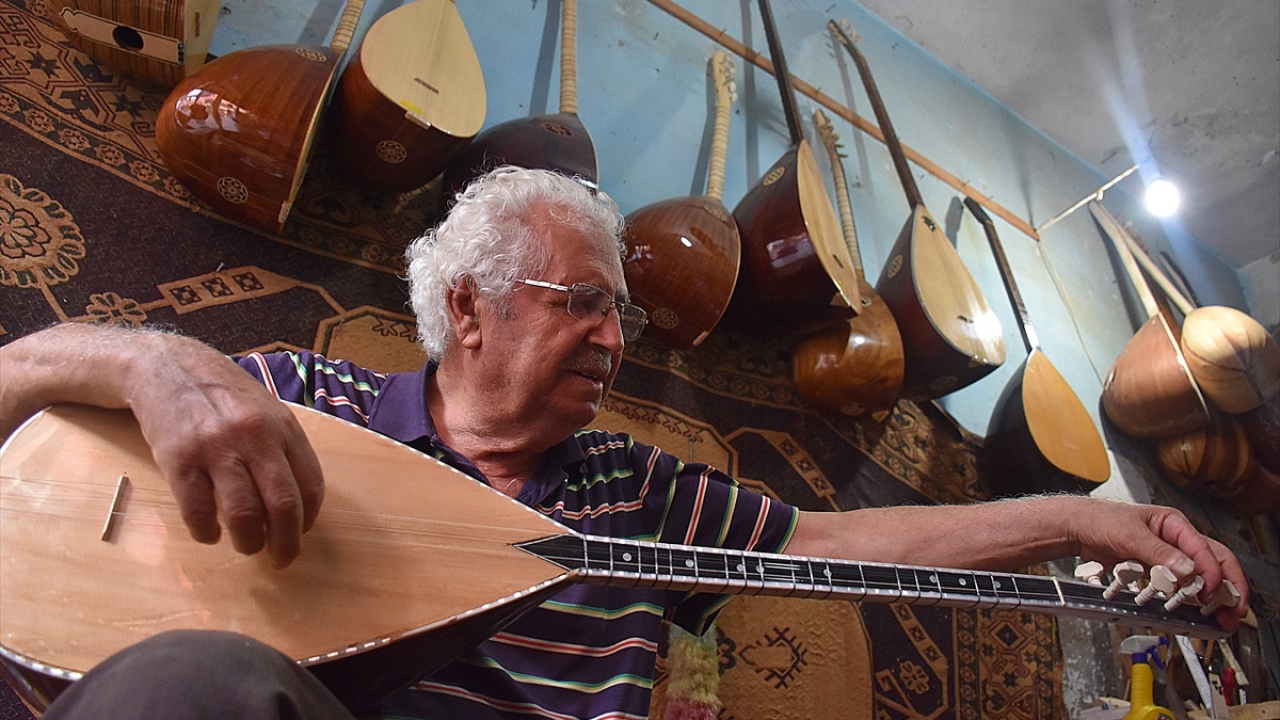 Kaçar, bugüne kadar sayısını hatırlamadığı kadar çok bağlama yaptığını söyledi.