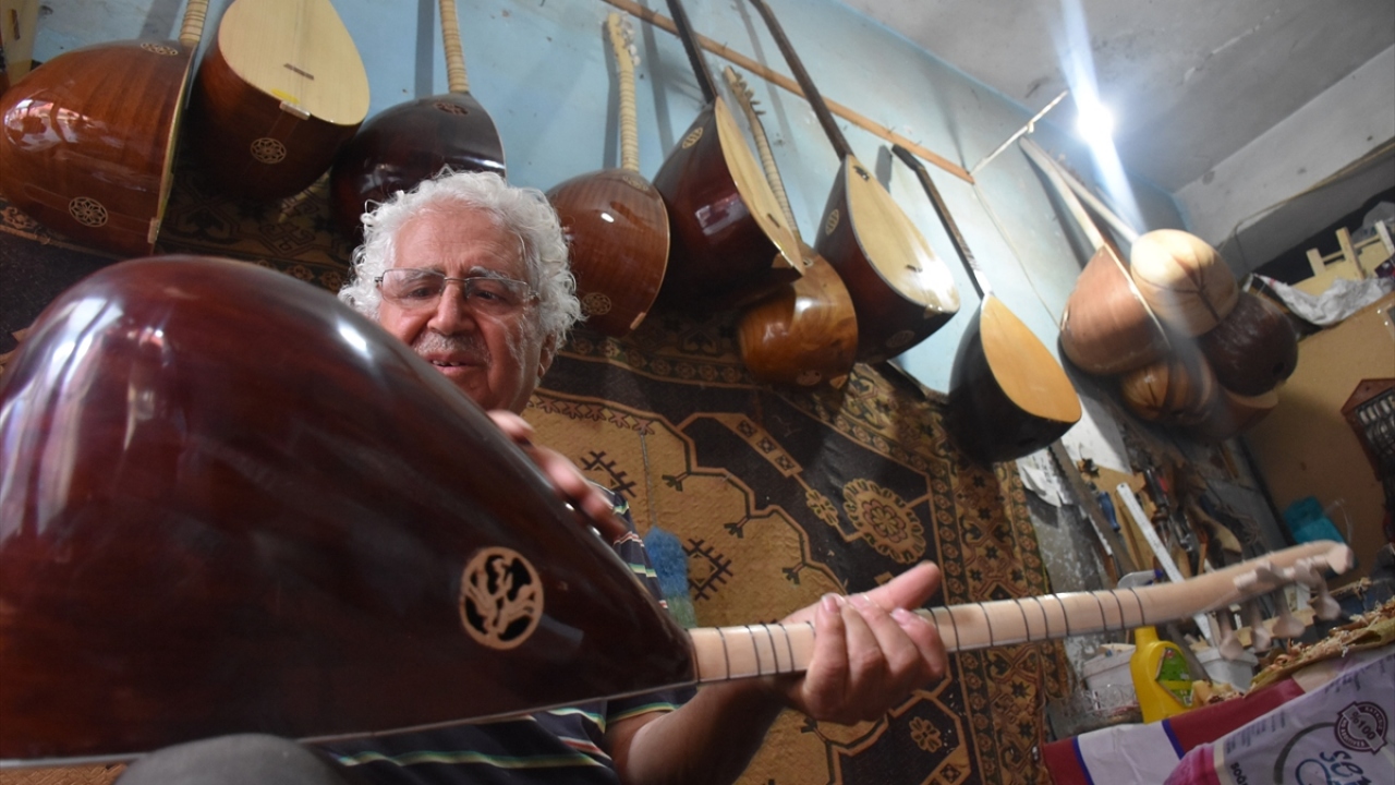 İşini çok sevdiğini ve ölene kadar da sürdüreceğini ifade eden Kaçar, "Ekmek parası kazandığım işimi çok seviyorum. Ben bugün 80 yaşında para kazanıyorum. 1960 yılında başladım 60 yıldır mesleğimi halen devam ettiriyorum." diye konuştu.