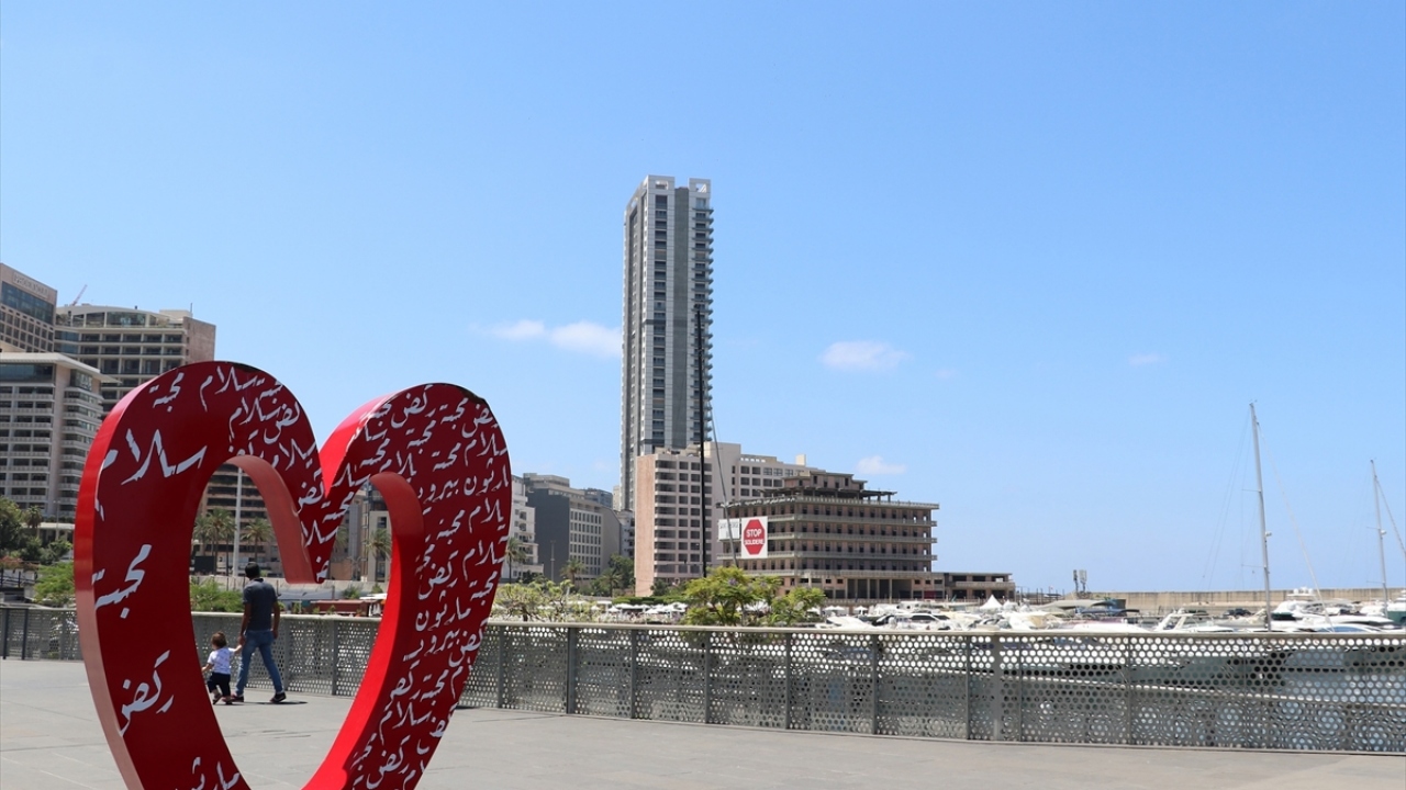 Aradan geçen yıllara rağmen Beyrut`taki bazı binaların duvarlarında hâlen kurşun ve şarapnel izleri bulunuyor. 