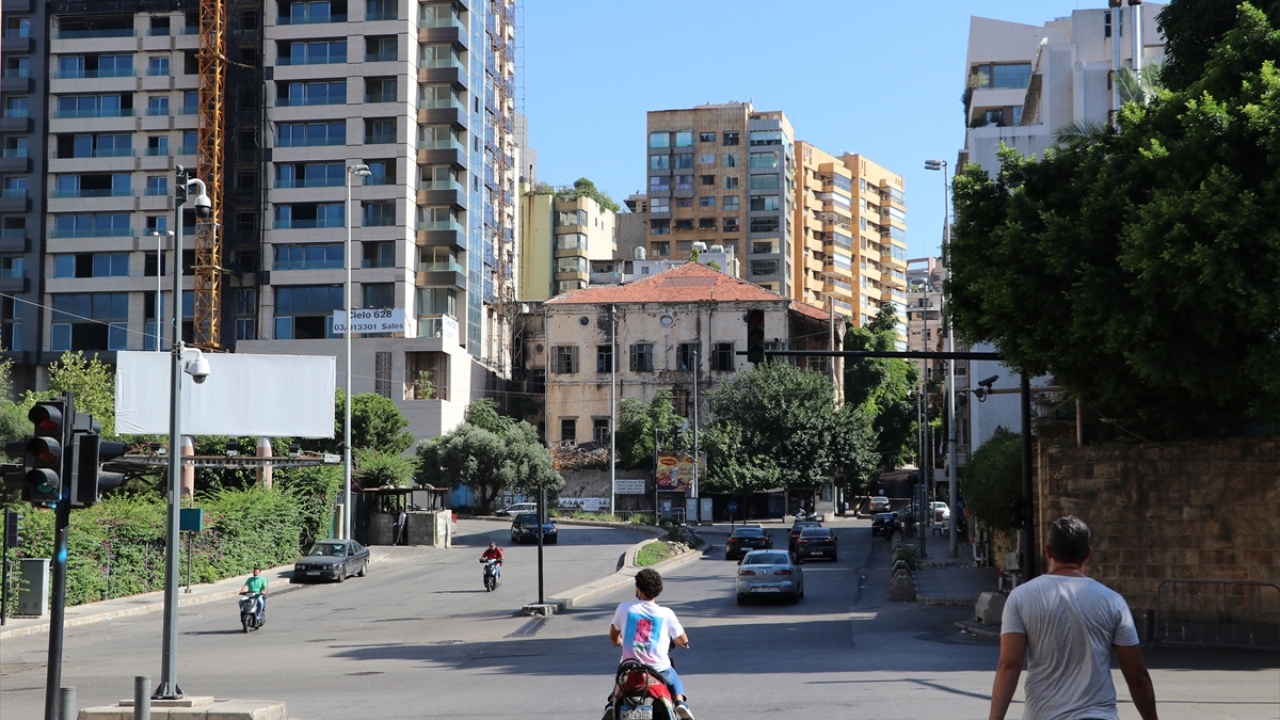Ülkenin siyasi, idari, ticari, kültürel merkezi ve en büyük metropolü Beyrut, 1975-1990 yıllarında yaklaşık 120 bin kişinin canına mâl olan kanlı iç savaşın izlerini hâlâ taşıyor.