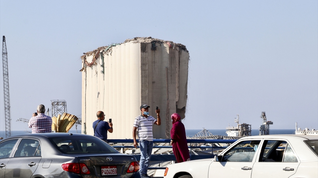 Ancak ülke, tarihindeki en zorlu ekonomik krizlerden birinin pençesindeyken Beyrut, 4 Ağustos Salı günü 2 bin 750 ton amonyum nitratın infilak etmesiyle yeni bir felaketin ortasına düştü.