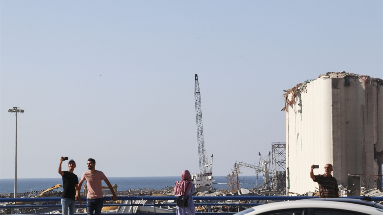 Lübnanlılar, korkunç patlamanın izlerini görmek için liman bölgesine akın ediyor