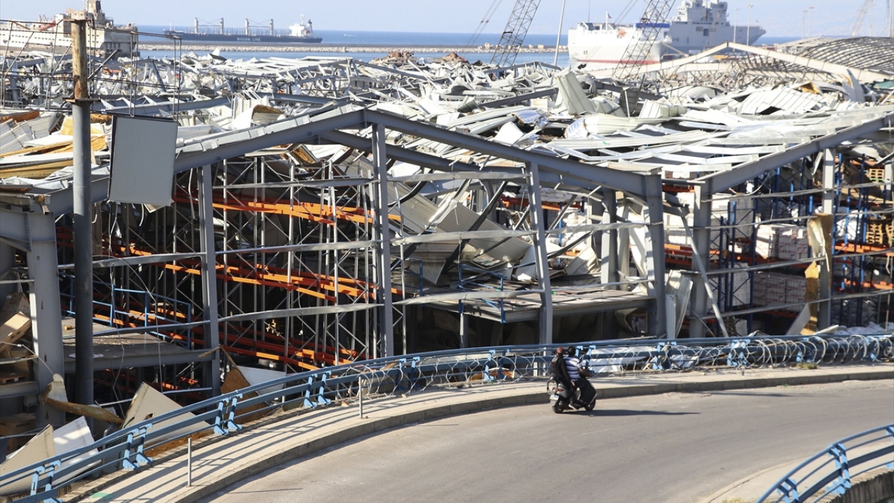 Patlamanın tahrip ettiği yapılar, iç savaşın izlerini taşıyan binaların yanında Beyrut`a daha hüzünlü bir hava veriyor.