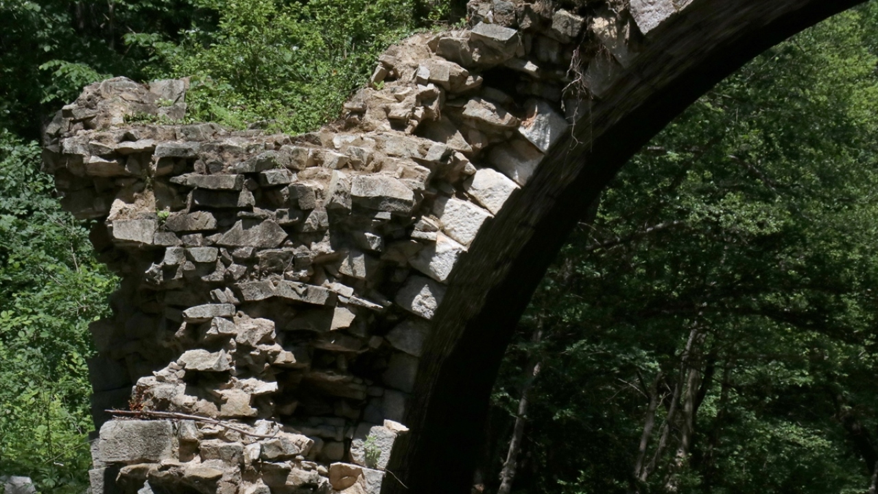 Askeri yasak bölge sınırları içerisinde olan köprüyü ziyaret etmek isteyenler gerekli izinlerin ardından köprüye ulaşabiliyor.