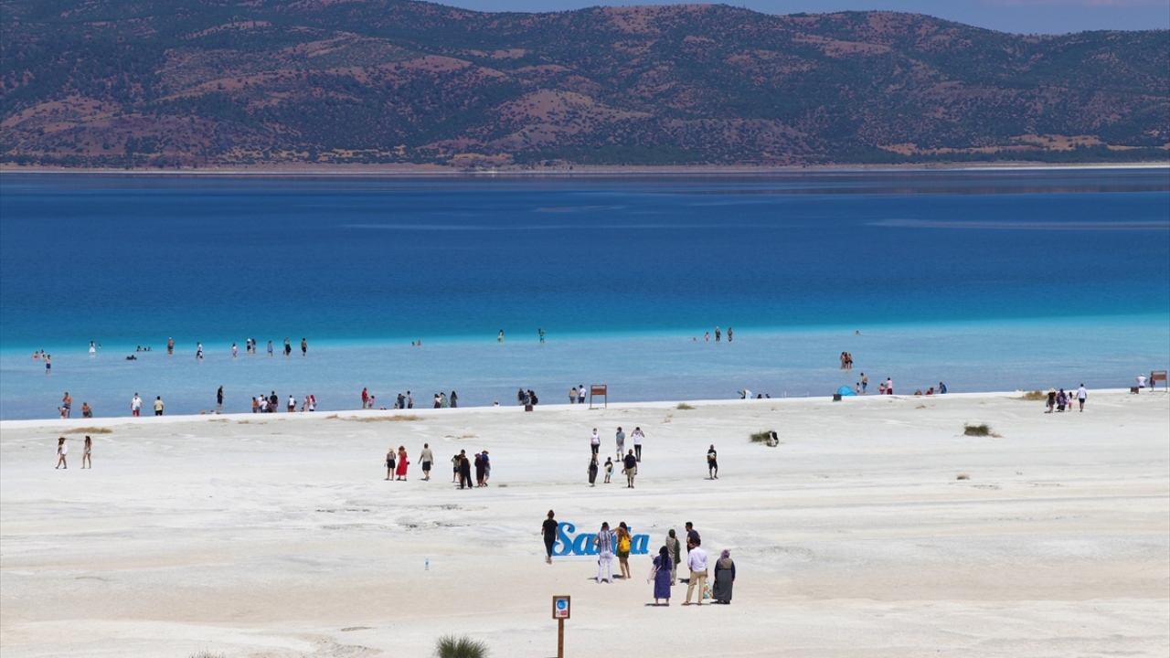 Göl sahasından kil alan, sahilin derinleşmesine neden olan, sigara içen ve genel çevre kurallarına uymayanlara çevrede devriye gezen jandarma ekiplerince idari para cezası uygulanıyor. 