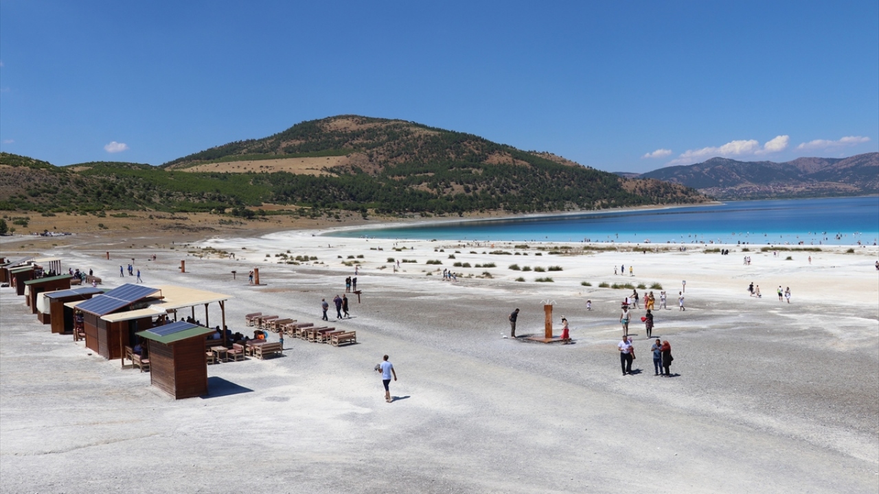 Göl kenarındaki beyaz kumsalda şezlong, sandalye, şemsiye ve çadır kuranlar ile yiyecek içecek tüketenlere de denetimler kapsamında idari para cezası kesiliyor.