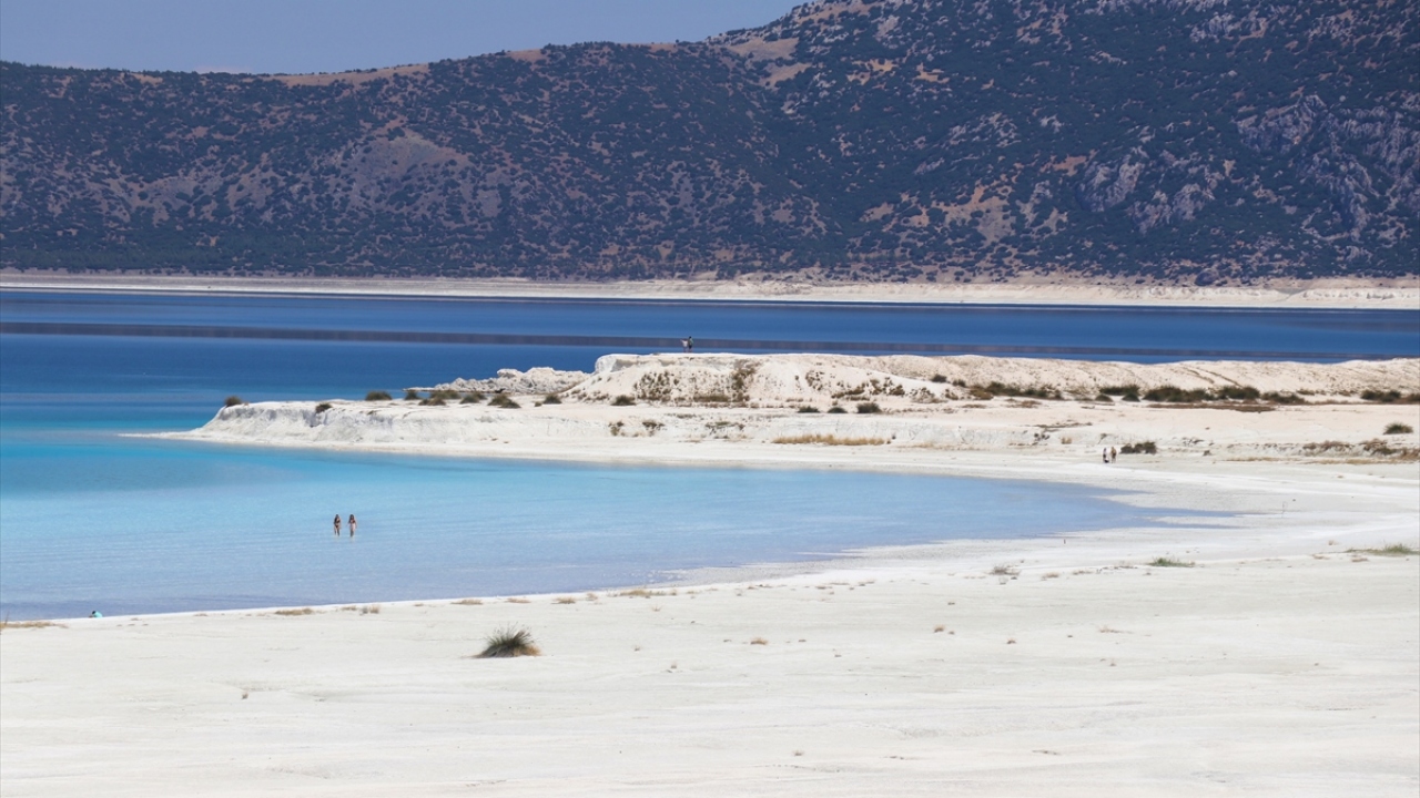 Bu kapsamda çamur çukurlarının etrafı halatlarla çevrilirken bu çukurlara girilmesinin yasak olduğunu belirten tabelalar da hazırlandı. Uyarıcı levhaların önümüzdeki günlerde Salda Gölü sahasına yerleştirileceği öğrenildi.