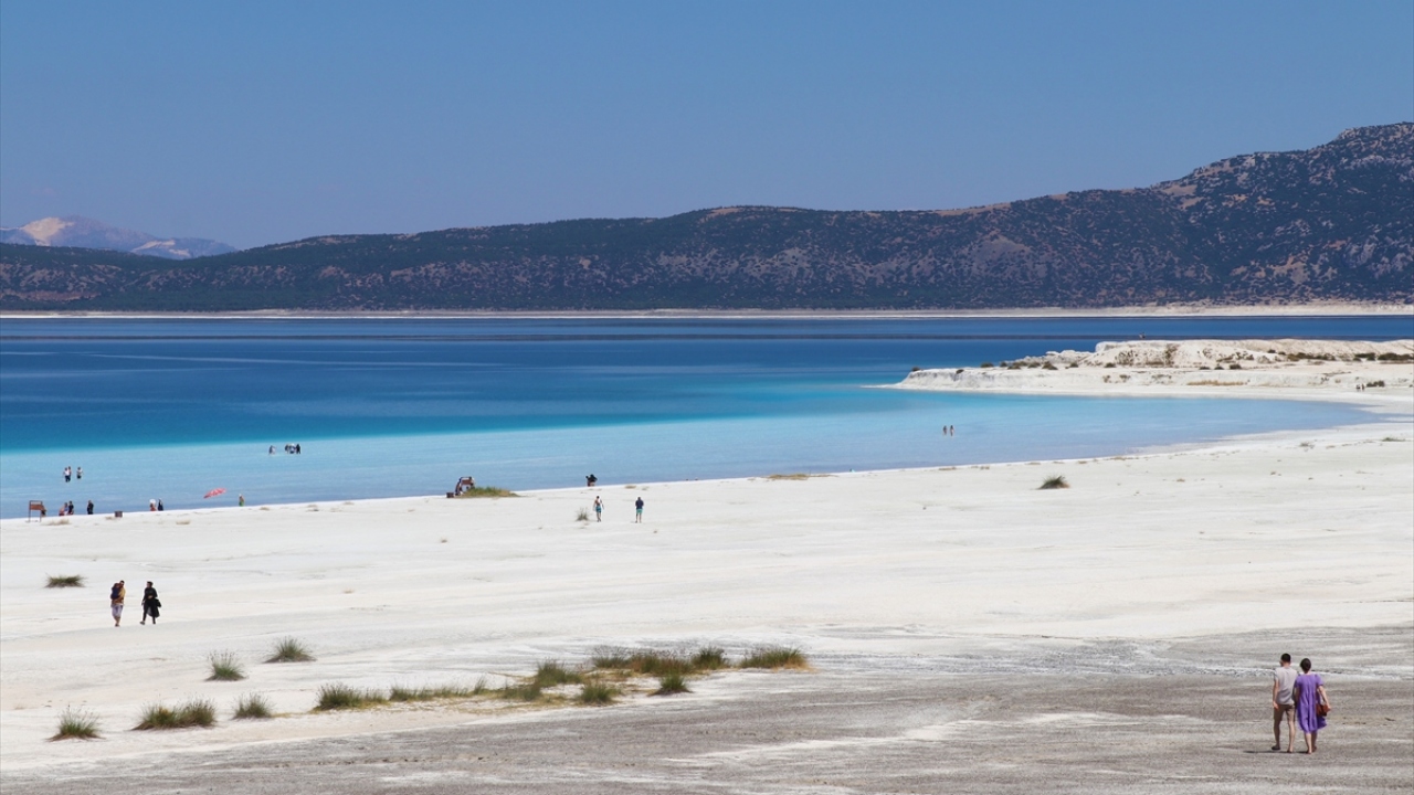 Göl ve çevresinde doğal yapıya zarar veren hiçbir olumsuzluğa müsaade edilmeyeceği bildirildi.