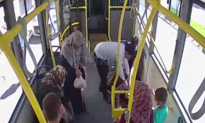 Halk otobüsü şoförü dilini yutarak bayılan yaşlı adamı hastaneye yetiştirdi