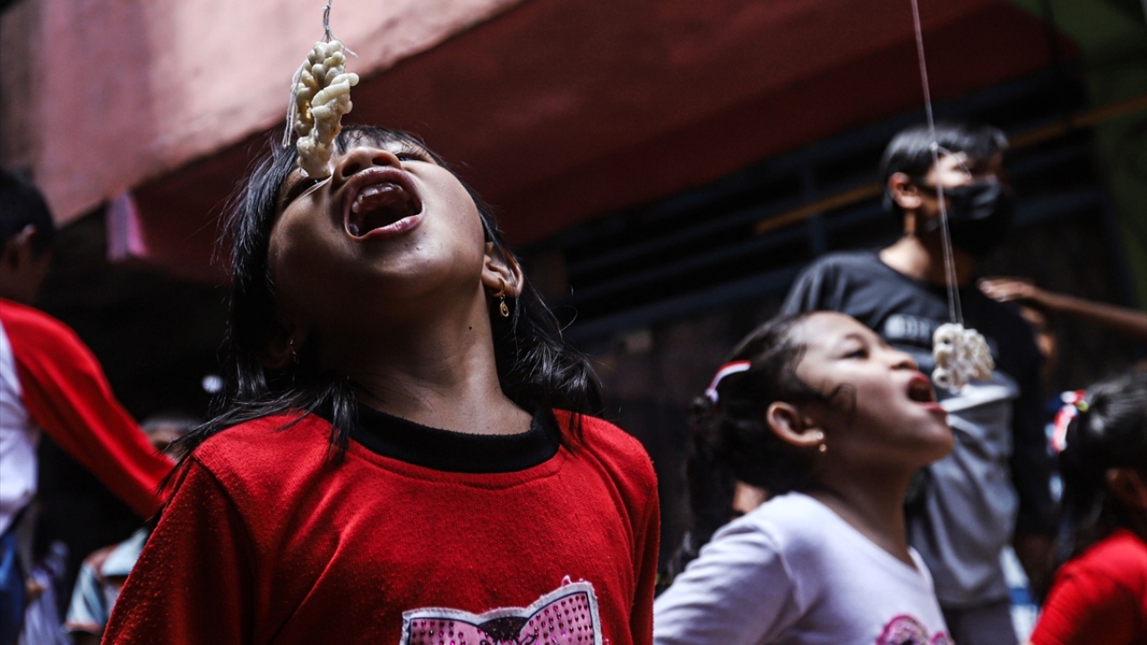 Palembang kentinde çocuklar kraker yeme yarışmasına katıldı.