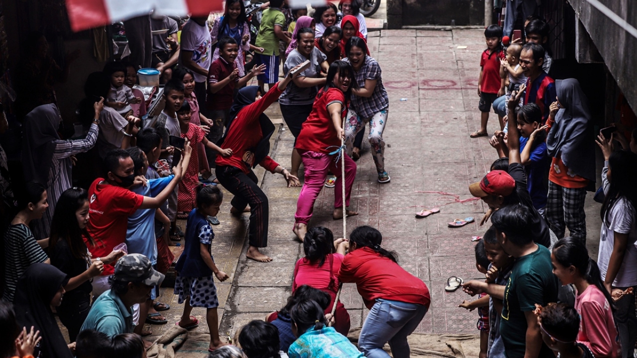 Palembang kentinde halat çekme yarışması düzenlendi.