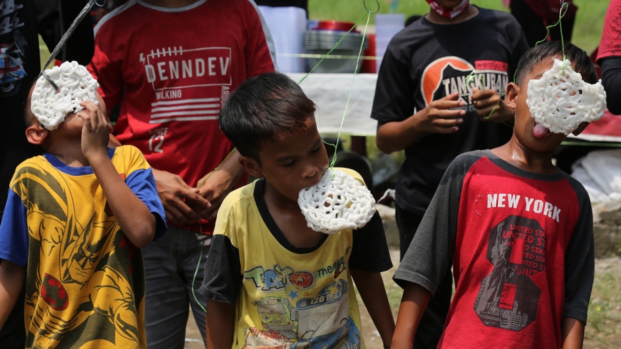 Kuzey Sumatra Eyaleti`nde bulunan Deli Serdang kentinde çocuklar, kraker yeme yarışmasına katıldı.