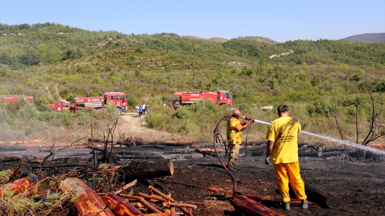 Altınözü`ne bağlı Karbeyaz Mahallesi Suriye sınırının sıfır noktasındaki ormanlık alanda da yangın çıktı. 