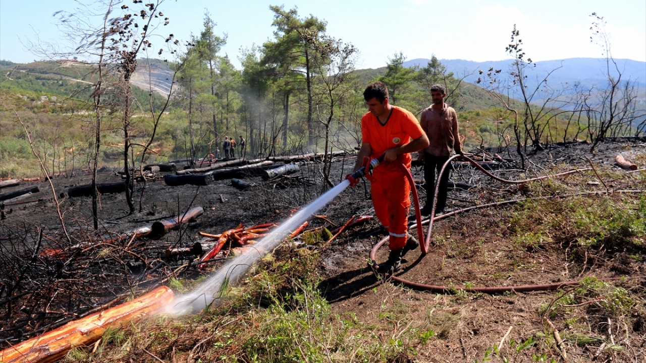 Yangın Suriye tarafına doğru ilerlerken, alevlerin Türkiye`ye geçme ihtimaline karşılık bölgeye çok sayıda ekip sevk edildi.