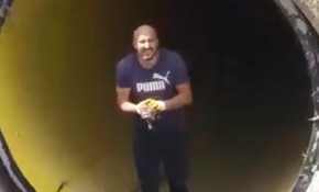 Kanalizasyondaki kediyi kurtarmak için bulduğu çözüm şaşırttı