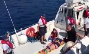 Gezi teknesinde yaralanan turisti Sahil Güvenlik tahliye etti