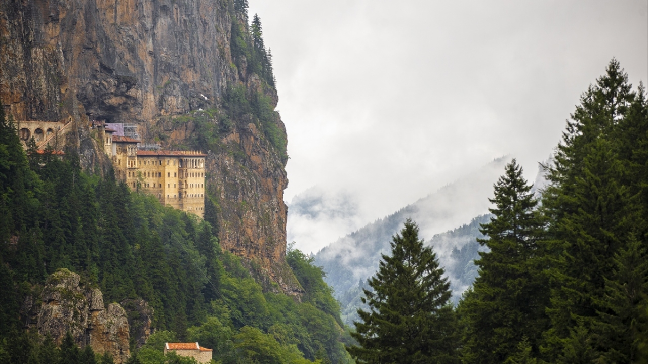 Trabzon`un Maçka ilçesinde Karadağ`ın Altındere Vadisi Milli Parkı`na bakan eteğinde kurulan manastır, tasarım, malzeme, mimarlık ve işçilik açısından eşsiz bir yapı olarak ziyaretçilerini mevsime özgü görüntüsüyle büyülüyor.