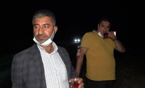 Kaza yaptıkları araçtan çıkıp çay içtiler