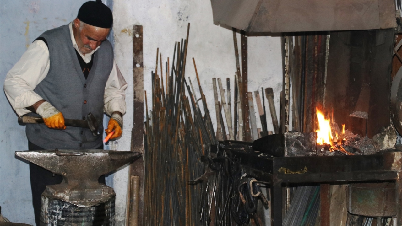 Erzurumlu ustasından öğrendiği demircilik mesleğinde, 64 yıldır örs üzerinde çekiç sallayarak geçimini sağlıyor.