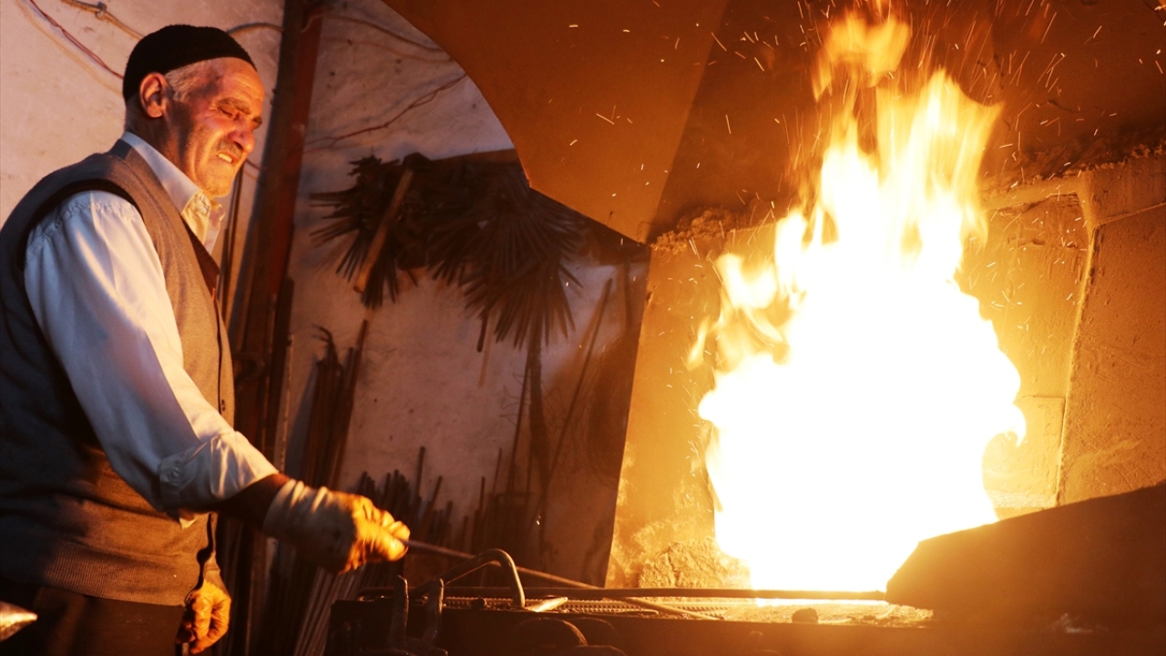 Mesleğin kentteki son temsilcilerinden olan Uçar, yazın sıcakta kışın da dondurucu soğukta zor şartlar altında çalışarak çok sevdiği mesleğini devam ettiriyor. 