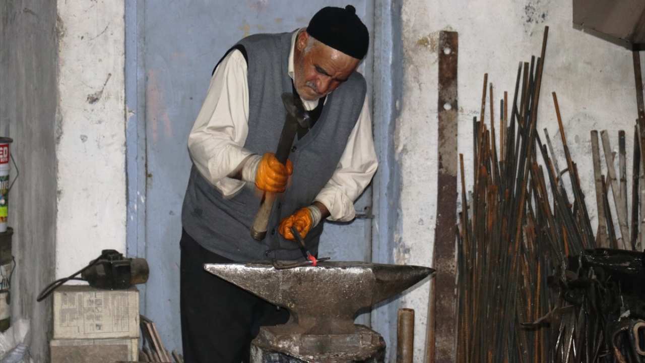İlerleyen yaşına rağmen işini aşkla sürdüren Mehmet Uçar, çocukken demirciliğe başladığını ve ömrünü bu mesleğe adadığını söyledi. 