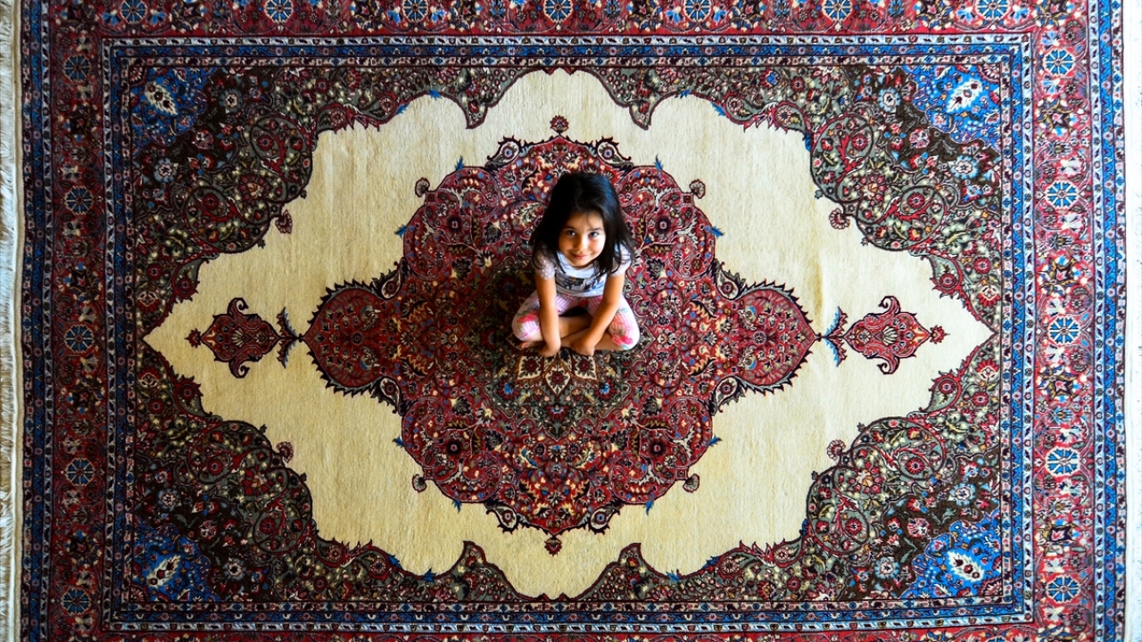 Her metrekaresi tek tek atılmış 200 bin düğümden oluşan Ladik halısı, kalite olarak Hereke halısından sonra Türkiye`de ikinci sırada geliyor.