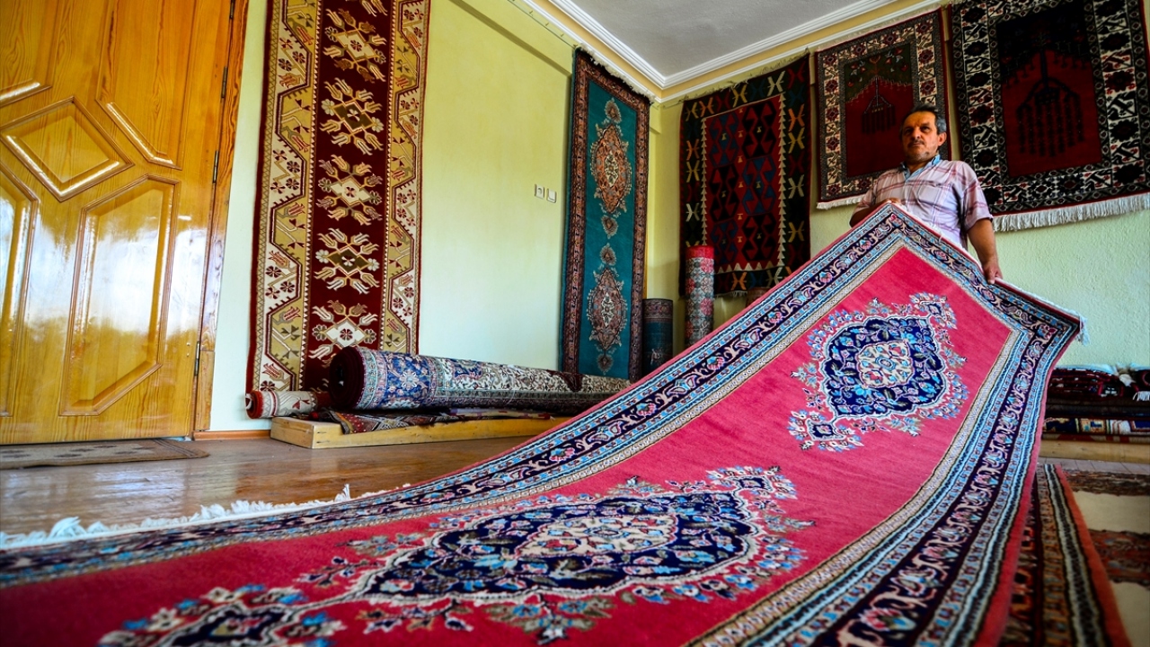 Görselliği ve kalitesiyle ön plana çıkan Ladik halısı, 10 yıl öncesine kadar mahalledeki dokuma tezgahlarında, yün ipler kullanılarak, kendine has renk ve motifleriyle dokunuyor.