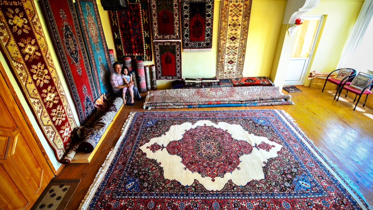 Anadolu`nun önemli kültürel değerleri arasında yer alan ve tarihi 17. yüzyıla kadar uzanan Ladik halısı, endüstriyel üretimin yaygınlaşması ve el işçiliği maliyetinin yüksekliği nedeniyle satışı yapılamadığı için zaman içerisinde tezgahlardan indi.