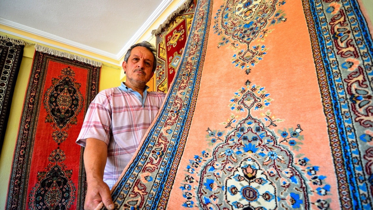 Ladik halısının elinde kalan son örneklerine gözü gibi bakan, halı ustası 61 yaşındaki Mustafa Karadoğan, sahip olduğu halıları koruyarak, Ladik halısı ismini yaşatmaya çalıştığını söyledi.