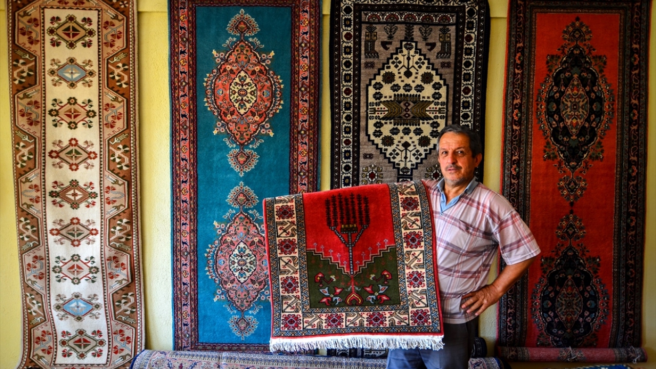 Mesleğini halen çok sevdiğini aktaran Karadoğan, bu meslek tamamen ölse bile, Ladik halısının ismini yaşatmaya, dünyaya duyurmaya devam edeceğini vurguladı.