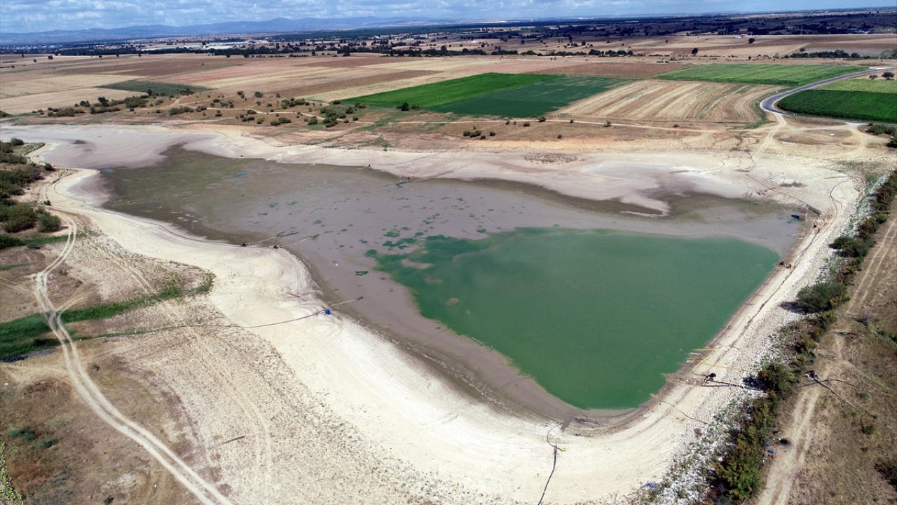 Deveçatağı Göleti`in suyunun azaldığı ve balıkların oksijensiz kaldığı bilgisini alan Tarım ve Orman Müdürlüğü ekipleri, bölgede çalışma yaptı.