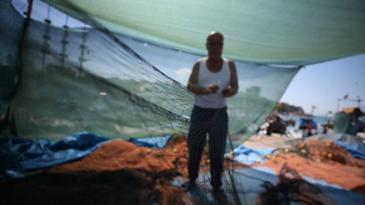 Teknelerinde onarım, tamir ve yenileme işlemlerini tamamlayan, ağlarını son kez elden geçiren balıkçılar, heyecanla denize açılacakları günü beklemeye başladı.