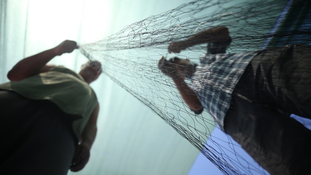 Batı Karadeniz`in en önemli limanına sahip Düzce`nin Akçakoca ilçesinde tekne ve ağlarını onararak yeni sezona hazırlanan gırgır ve trol balıkçıları, "vira bismillah" demek için sabırsızlanıyor.