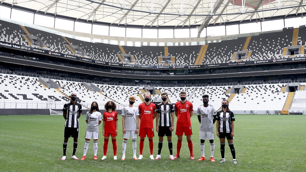 Beşiktaş Futbol Takımı'nın yeni sezon formaları tanıtıldı | TRT Haber ...