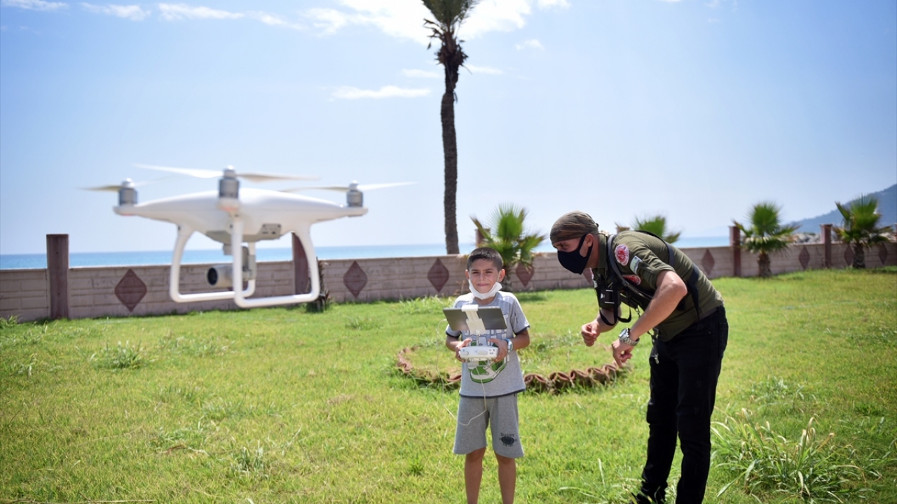 Mersin`in Bozyazı ilçesinde "Haydi Çocuklar Drone Uçurmaya" sloganıyla hayata geçirilen proje kapsamında eğitim almaya başlayan çocuklar, yaşamlarında ilk kez drone uçurmanın heyecanını yaşadılar. 