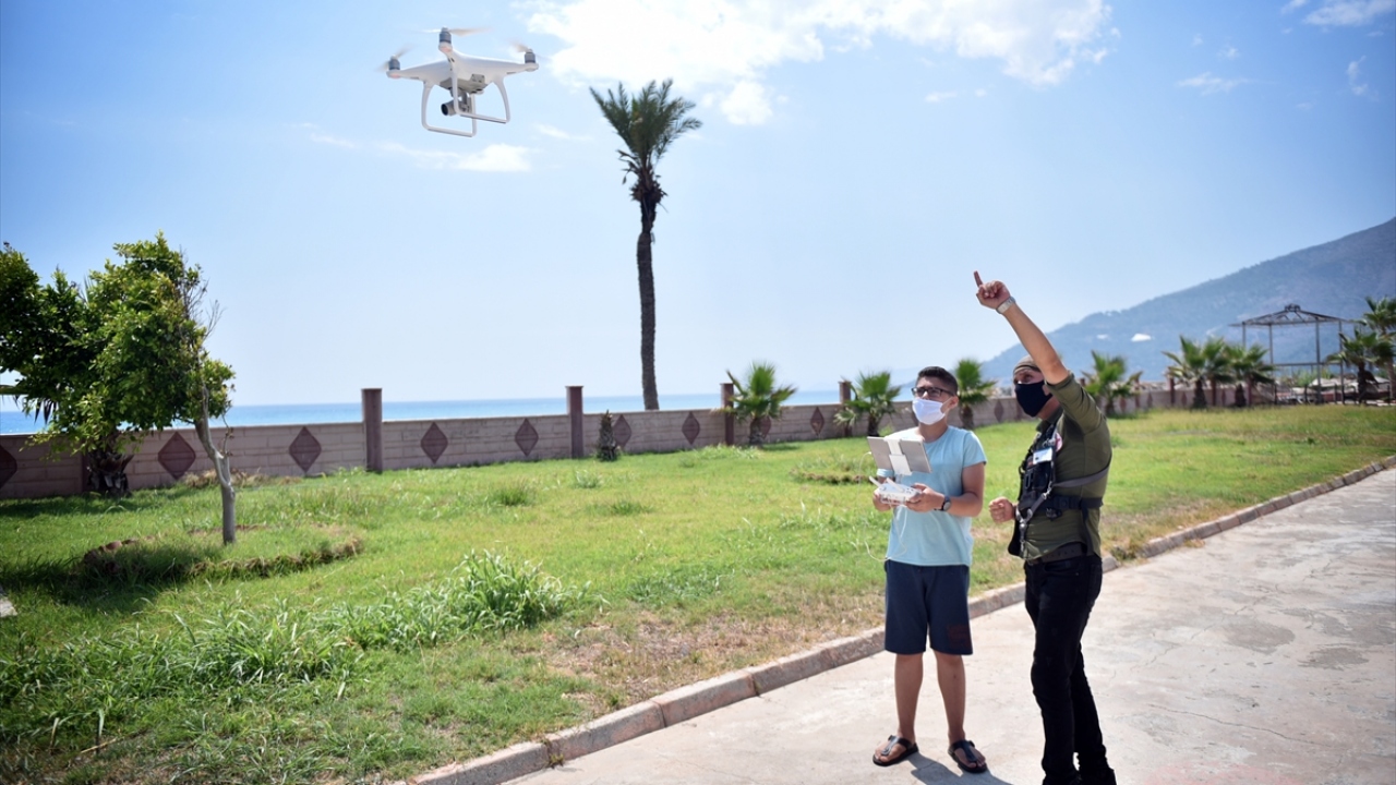 Proje kapsamında, eğitmenler eşliğinde çocuklara drone hakkında teorik ve teknik bilgiler veriliyor. 