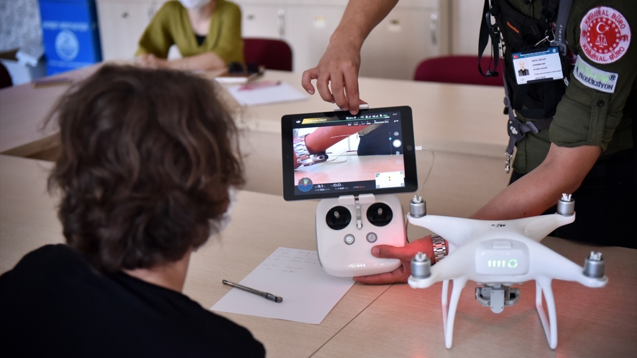 Sivil Havacılık Genel Müdürlüğünce hazırlanan drone kullanımına ilişkin videoların izletildiği çocuklar, teorik eğitimlerinin ardından uygulamalı olarak drone uçuruyorlar. 