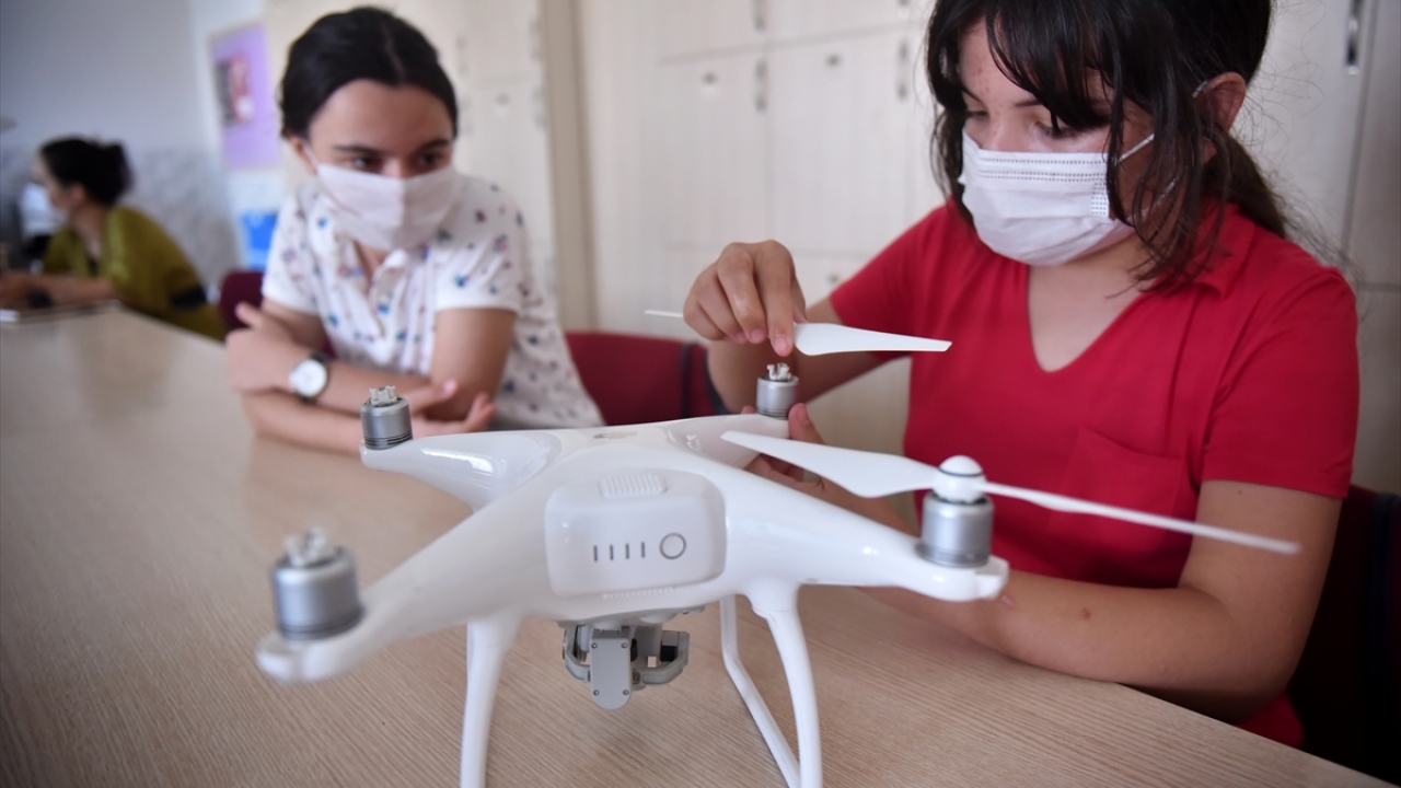 Gördükleri eğitimle havacılık teknolojisini öğrenen çocuklar, bir yandan da hayatlarında ilk kez drone uçurmanın sevincini yaşıyorlar. 