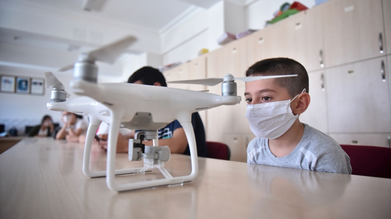 Eğitimlerin Covid-19 tedbirleri kapsamında başladığını bildiren Yalçın, çocukların projeyle birlikte hem teorik hem de uygulamalı olarak drone kullanımını öğreneceğini ifade etti.
