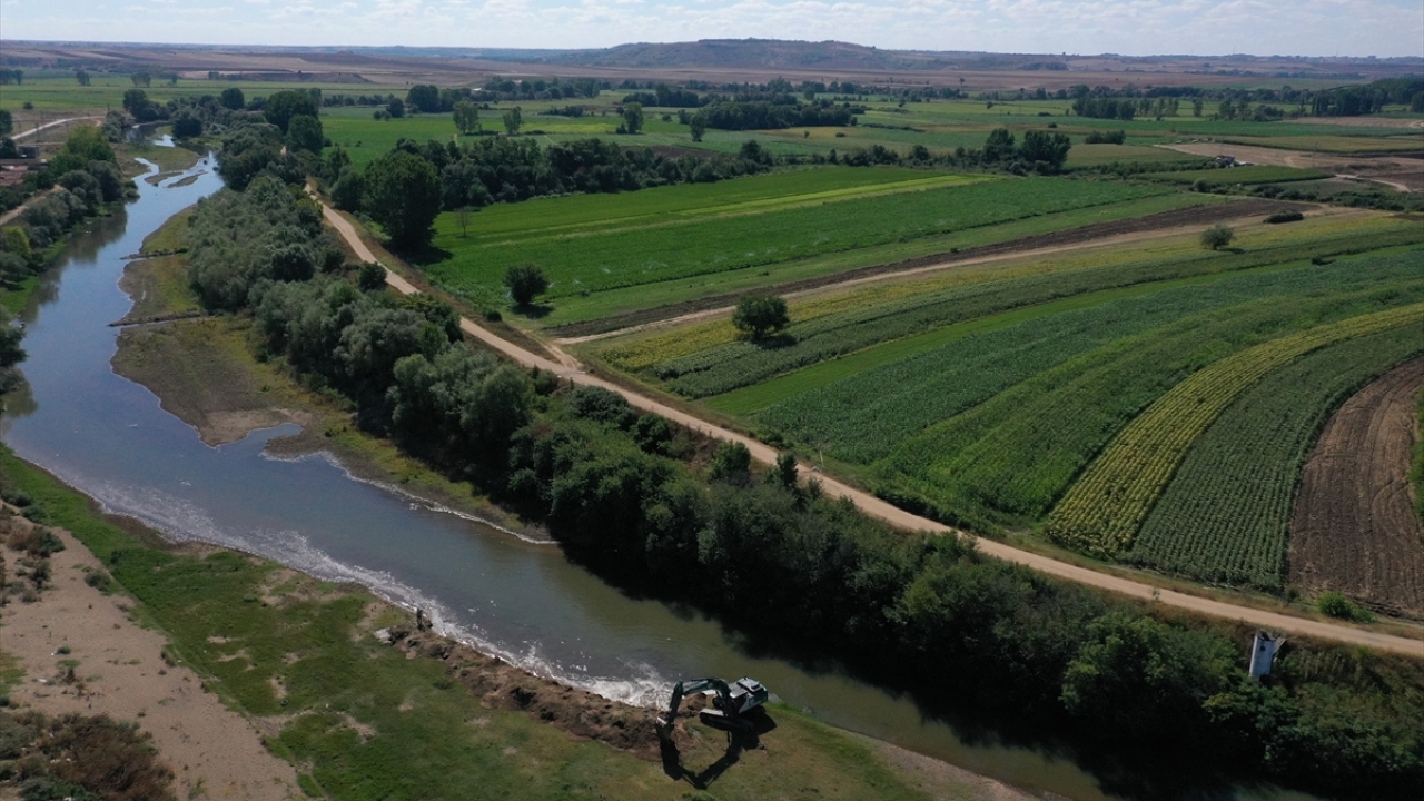 DSİ ekipleri iş makinalarıyla nehirde su akışını engelleyen kum adacıklarını temizledi.
