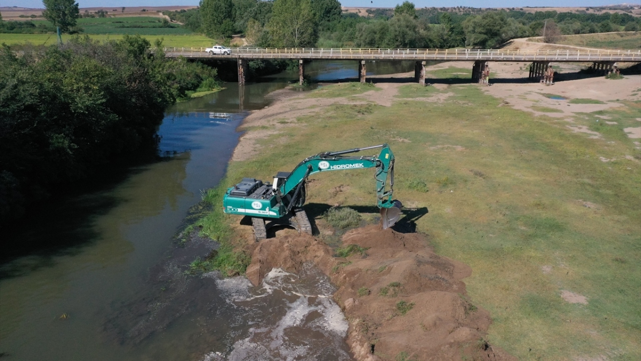 Tunca Nehri kıyısında çeltik arazileri olan Avarız, Değirmenyeni, Suakacağı, Hatipköy ve Yolüstü köylerindeki çiftçiler çalışmalardan dolayı DSİ ekiplerine teşekkür etti.