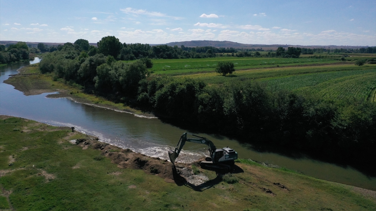 Aynı köydeki çeltik üreticisi Sami Yaz da yaklaşık bir aydır su sıkıntısı çektiğini dile getirdi.