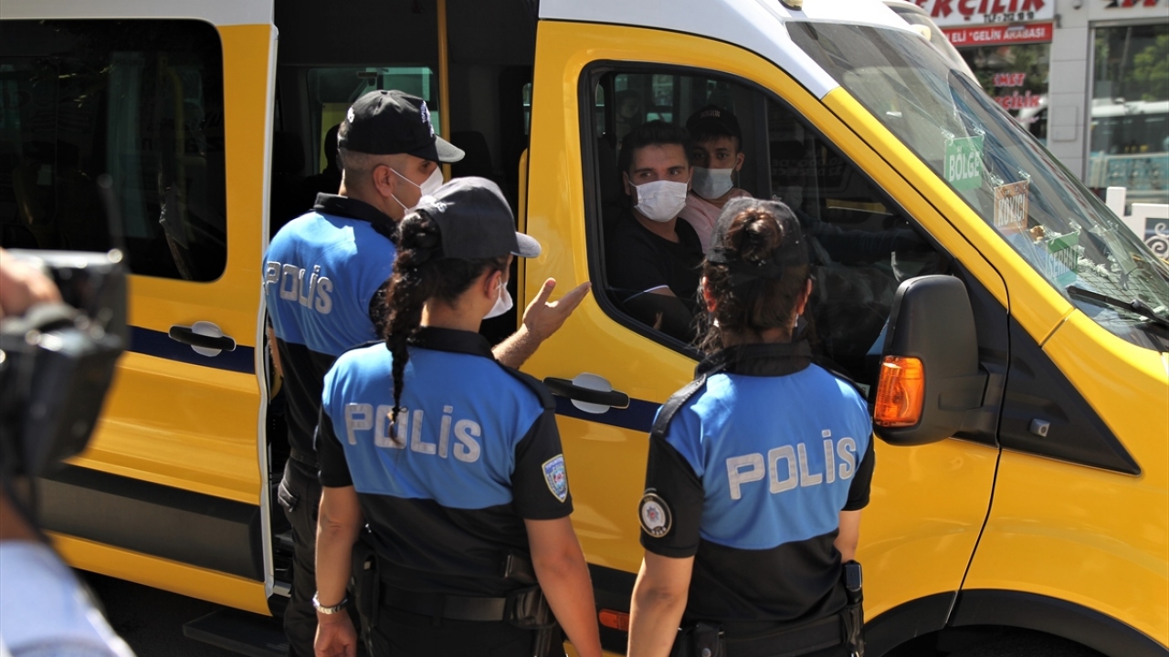 TDP Şube Müdürlüğü ekipleri, denetimlerde, vatandaşları, hijyen, maske kullanımı ve sosyal mesafe kurallarına uyma konusunda uyardı.