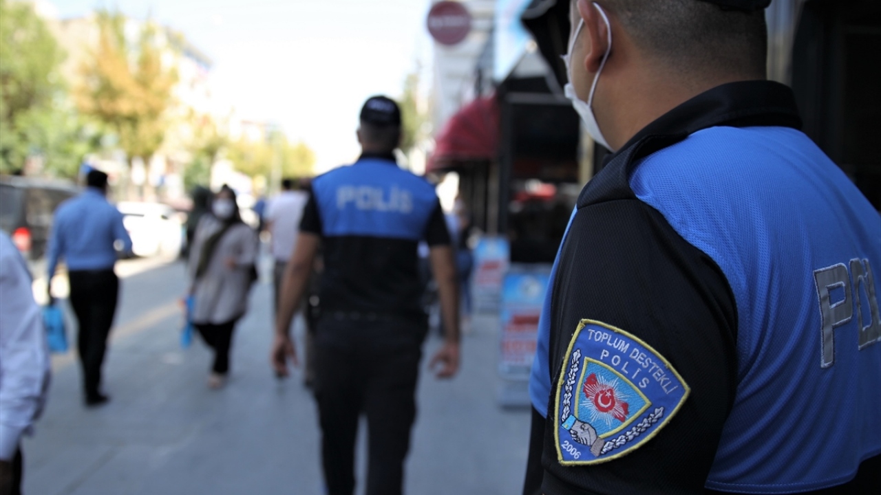 Ekipler, maskesi olmayan vatandaşlara da maske dağıttı.