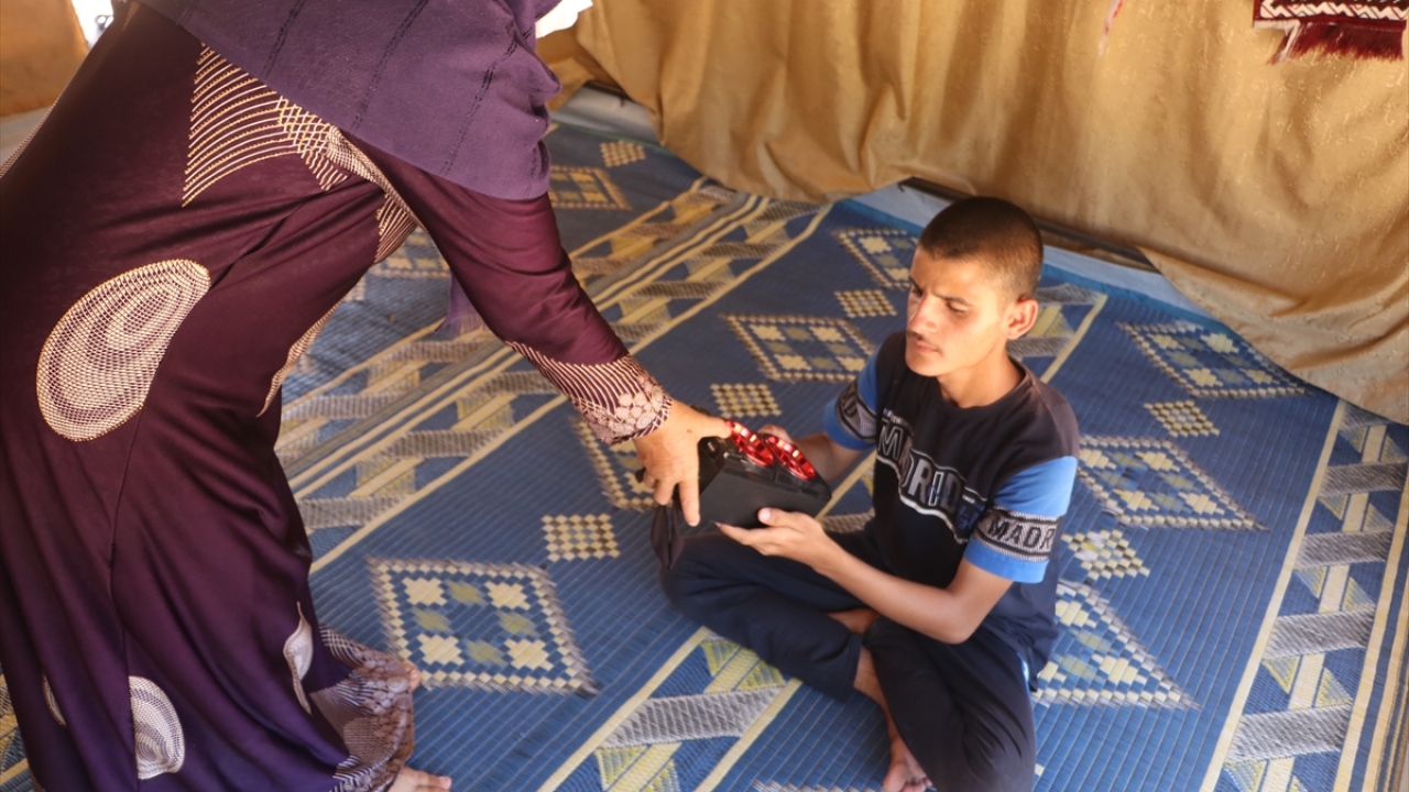 Babasının hediye ettiği MP3 çalarla dinlediği Kur`an-ı Kerim`i ezberleyen İnad, gözleri açılırsa okuma yazma öğrenerek bilmeyenlere öğretmek istediğini ifade etti.