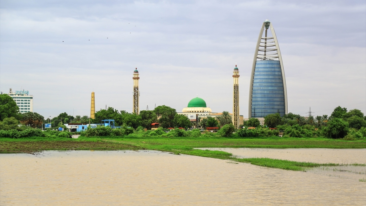 Su seviyesinin yükselmesi nedeniyle nehir kıyısındaki bazı tarım arazilerini su bastı.