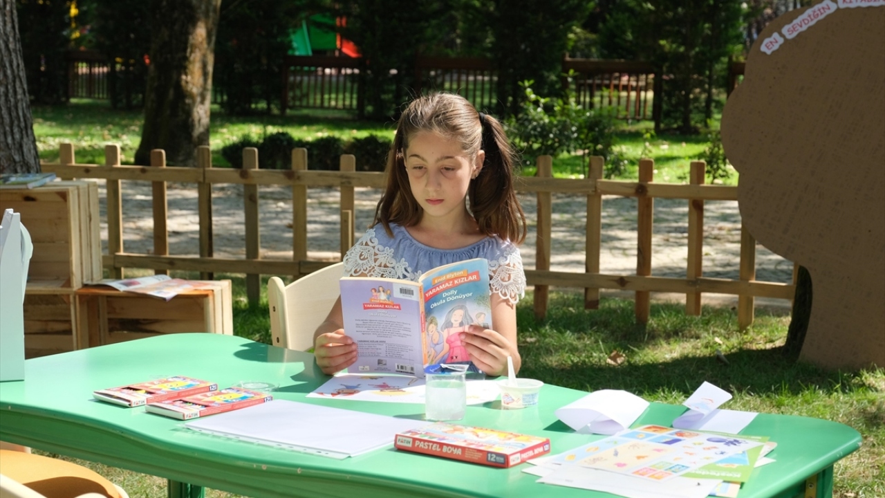 Kütüphane hizmeti, ağaçlar arasında tamamen doğal ortamda veriliyor. Burada, küçük okurlar için boyama ve el becerileri gibi atölye çalışmaları yapılıyor.